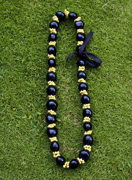 Kukui Nut Leis<br>#4 Black / yellow sea shell