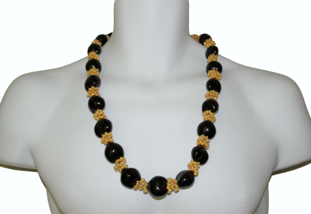 Kukui Nut Leis<br>#4 Black / yellow sea shell