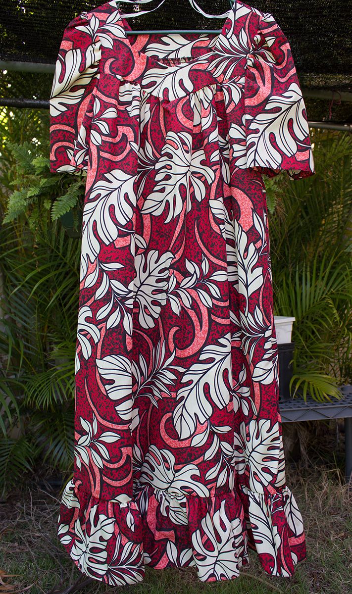 Hawaiian muumuu<br>Red leis XL