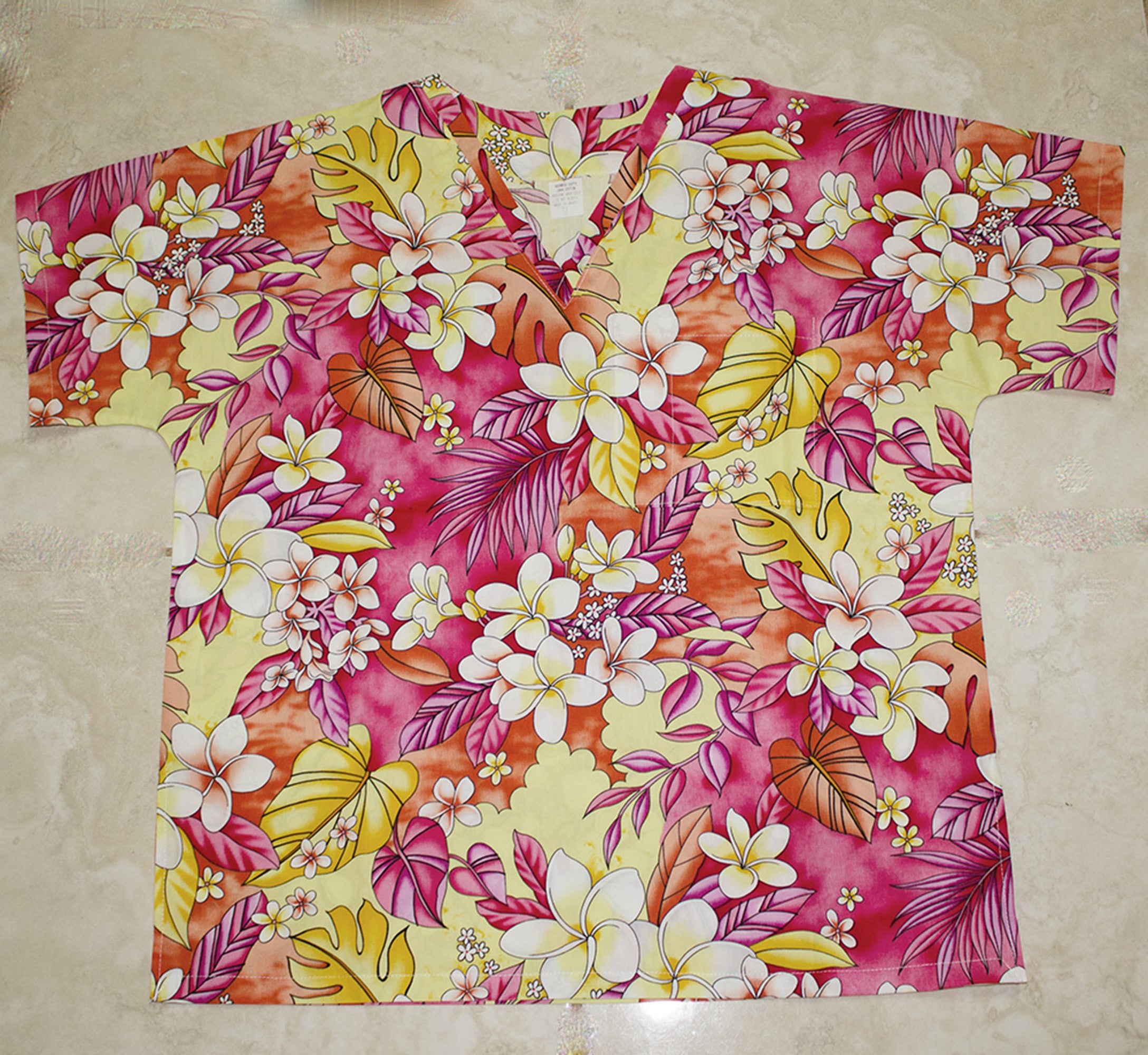 #22 Hawaii Scrub Top, Yellow Plumeria Flower